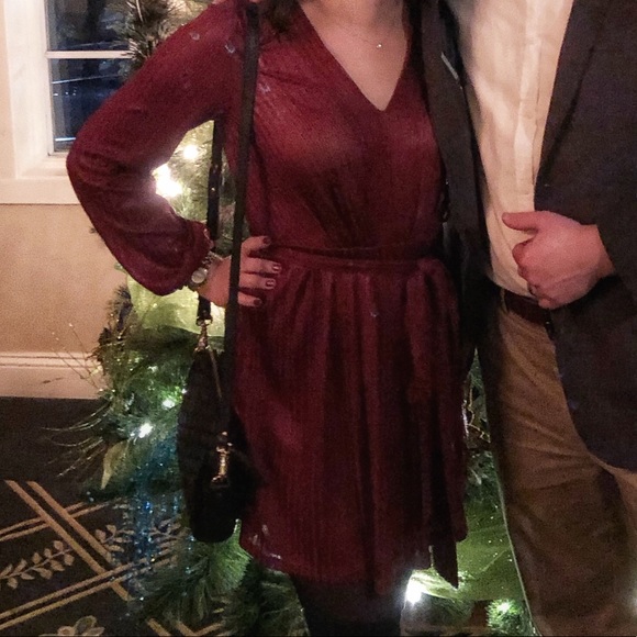 VICI Luxurious shimmer burgundy tie dress - Picture 4 of 12